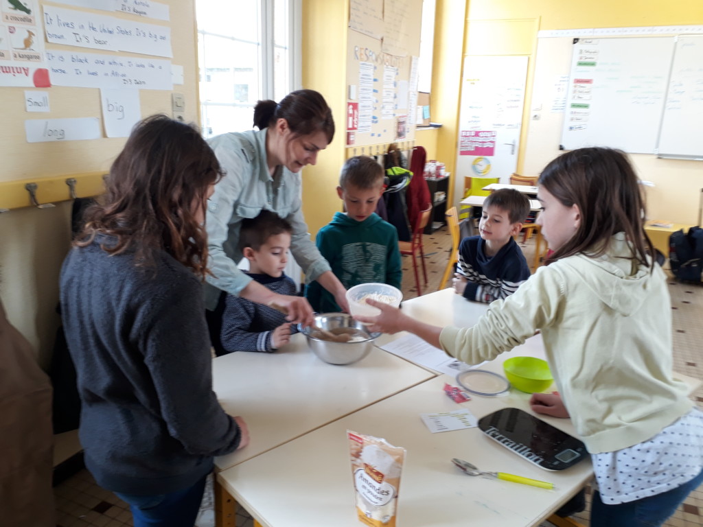 MS-GS : cuisine avec les parrains et marraines de CE2