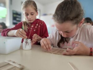 Les CP-CE1 et CM1-CM2C construisent un abri-mangeoire pour les oiseaux