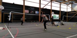 Les CM B font du badminton en EPS pendant ce mois de mai.