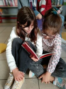 Parrainage CP-CE1 et CM1-CM2B – Mieux se connaître – Temps à la bibliothèque